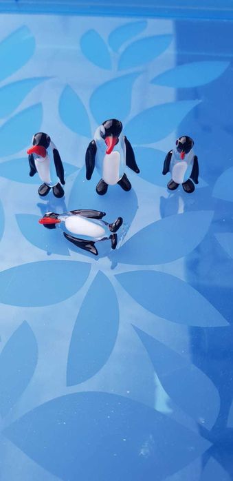 Szklane figurki pingwinków