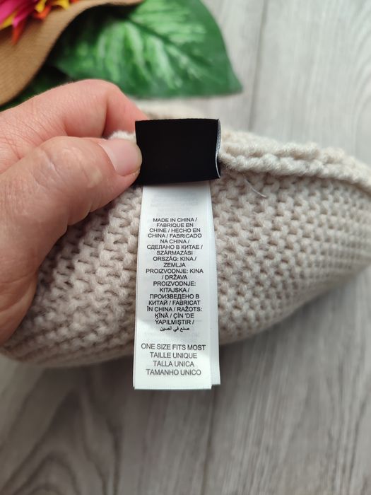 Жіноча зимова шапка з помпоном Nike Beanie Beige  One Size