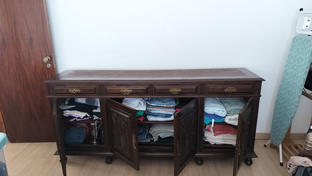 Móvel de sala antigo em madeira escura