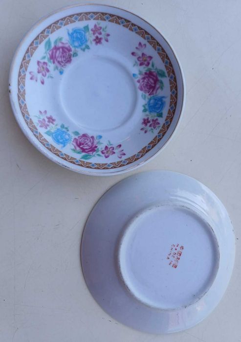 2 pratinhos para aperitivos, com floral azul e rosa