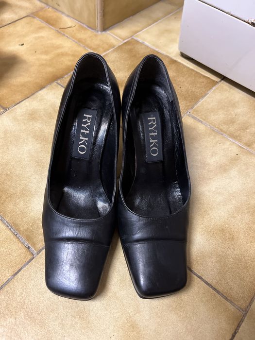 Czarne skórzane buty na obcasie z Ryłko