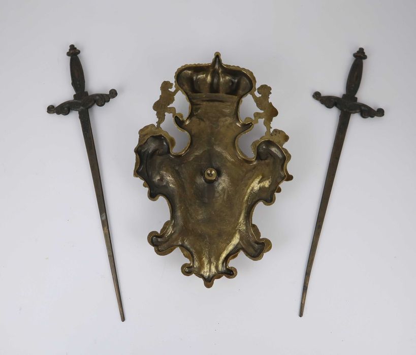 Brasão Monárquico com espadas cruzadas latão/bronze
