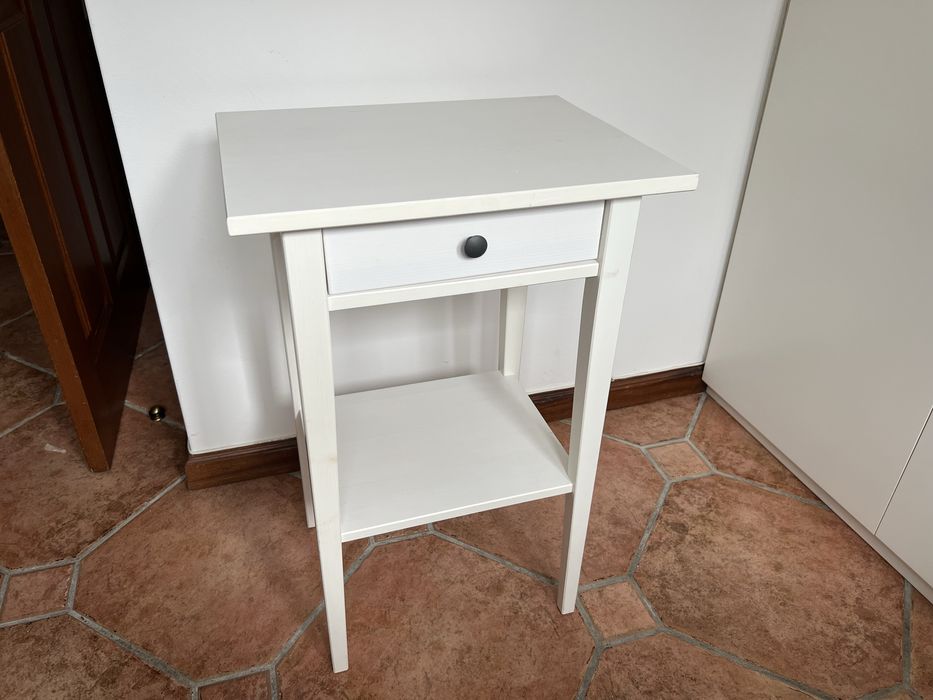 Mesa de cabeceira IKEA – branca, 70×46×35 cm, com gaveta e prateleira
