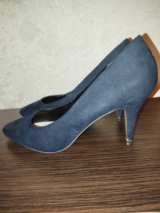 Жіночі туфлі.   .