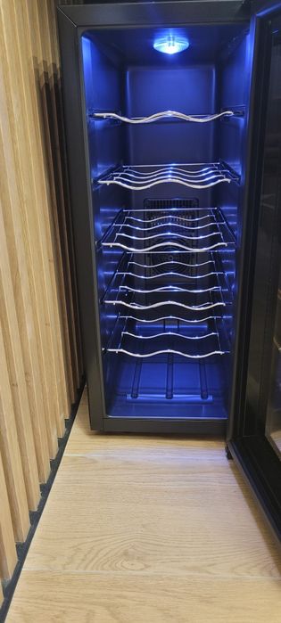 NOWA lodówka do wina Adler