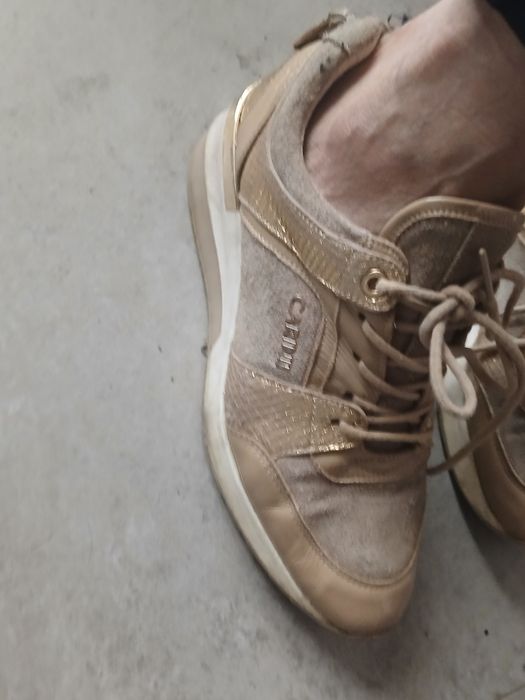 Beżowe skórzane buty Carinii r 37