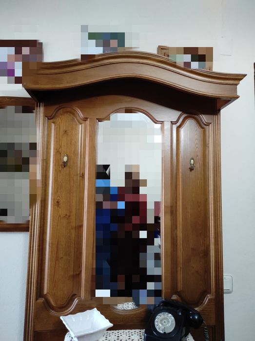 Móvel em madeira de castanho