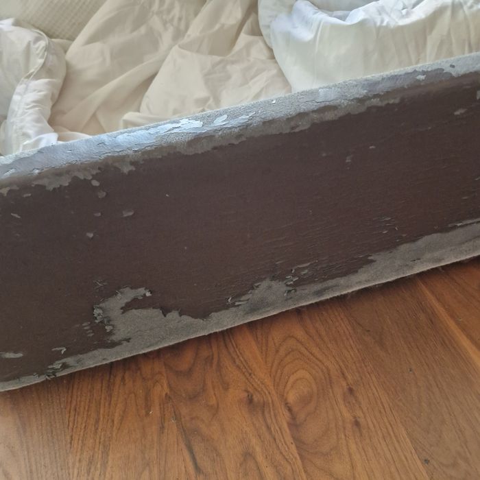 Cama de casal com colchao e alçapão de arrumação.