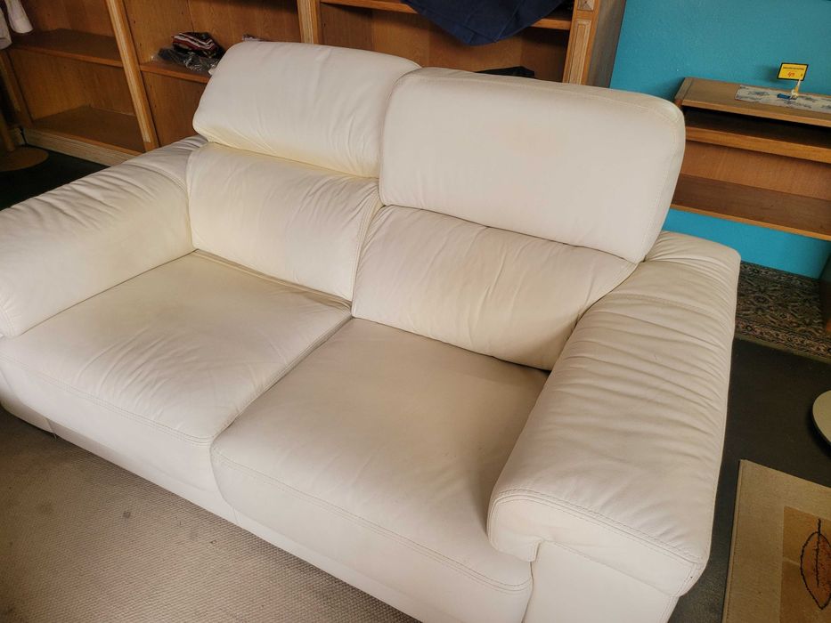 Sofá em pele de cor branco - Cabeceiras são ajustáveis - Bom e
