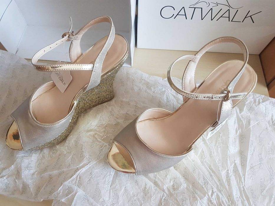 Buty damskie na koturnie