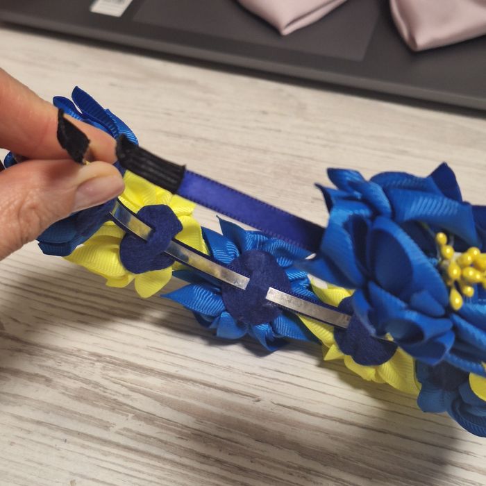 Вінок із квітв зі стрічки.