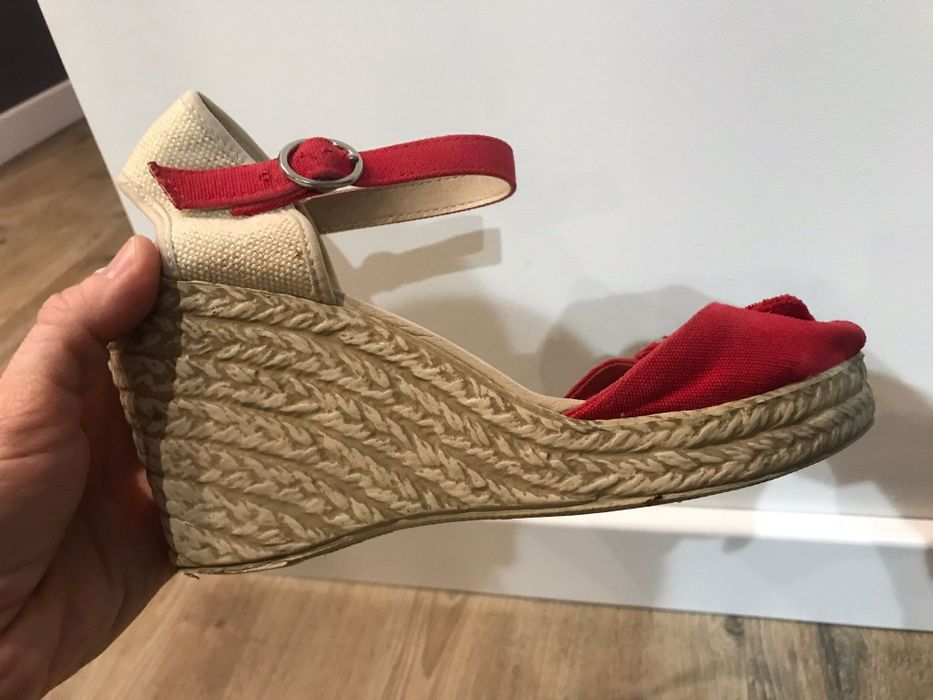 Czerwone buty na koturnie