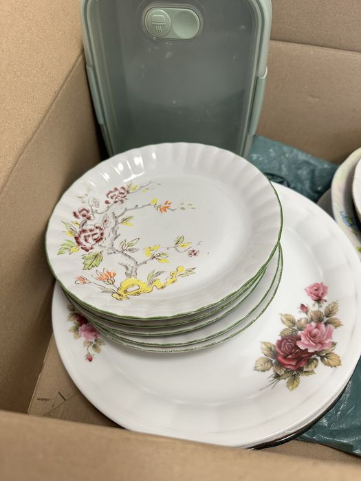 Zestaw talerzy + dzbanek + pojemnik na żywność