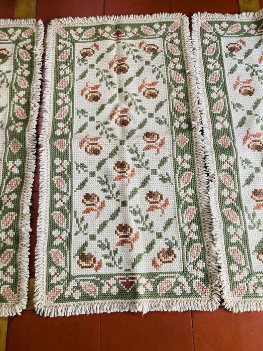 Conjunto de três tapetes de arraiolos