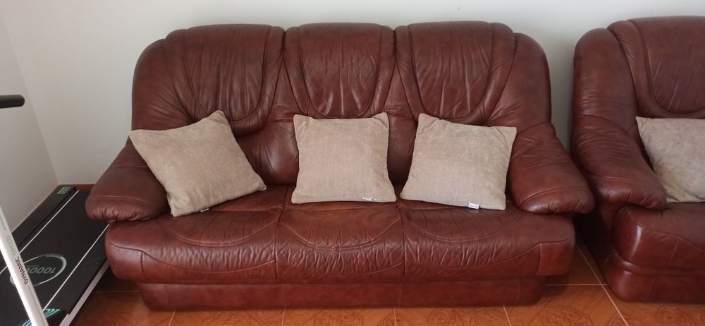 3 Sofás em pele genuína como novos