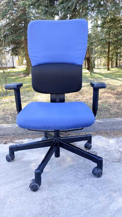 Fotel biurowy obrotowy Steelcase Let'sB niebieski fotele krzesła biuro