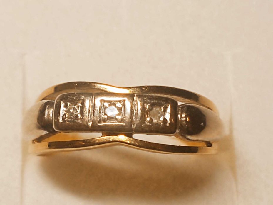 Piękny pierścionek z diamencikami