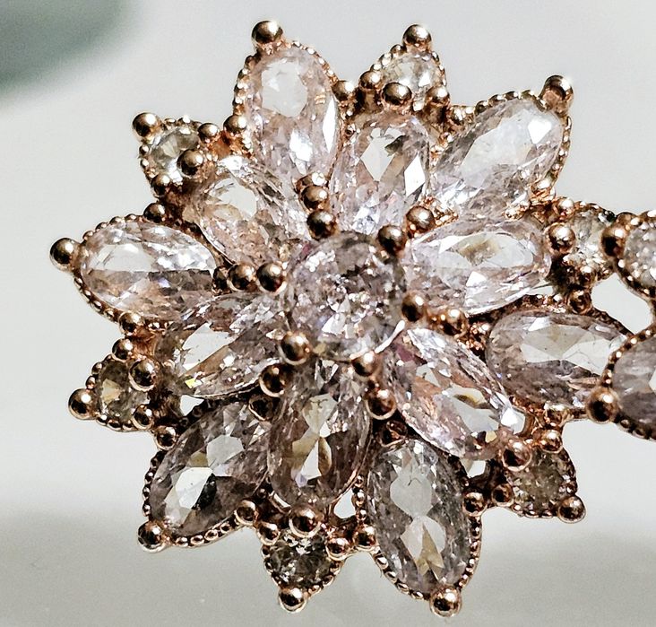 Śliczne kolczyki kwiatki cyrkonie, pudrowy róż ze złotem, 1.8 cm