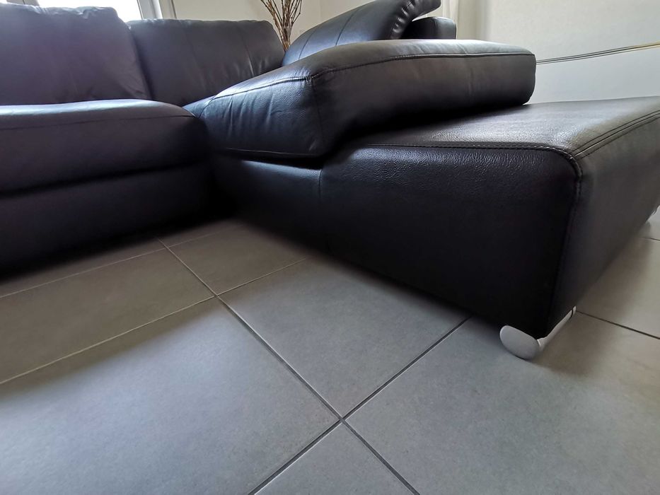 Sofá de pele sintética usado, mas está como novo.