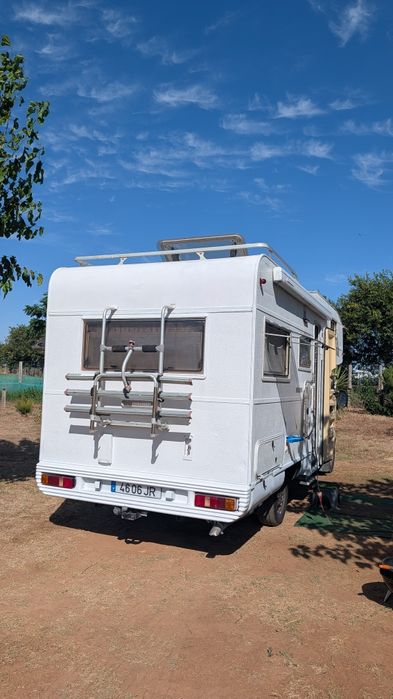 Autocaravana com 4 lugares na cabine e três portas