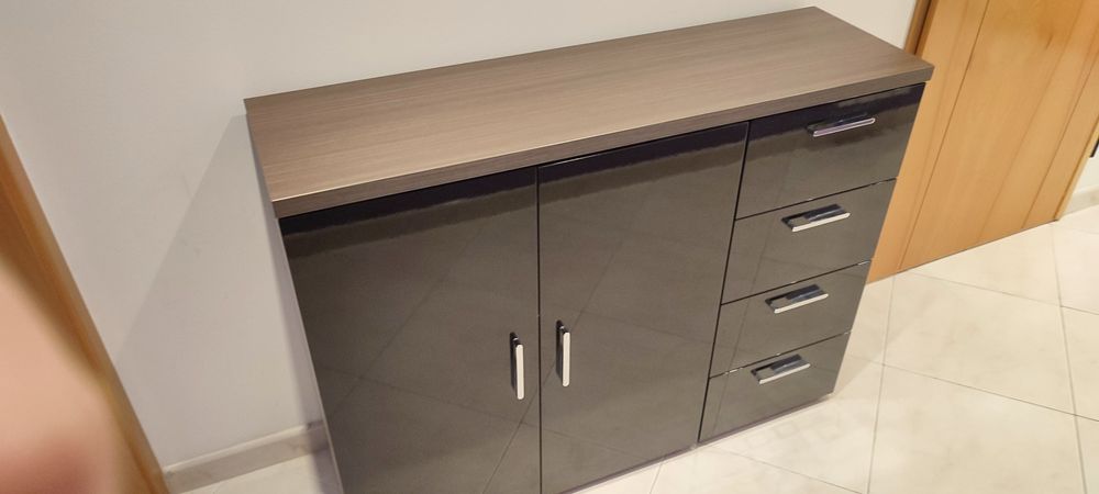 Aparador com 4 gavetas e 2 portas — excelente estado