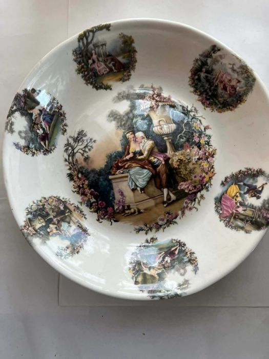 Ceramiczna misa para zakochanych w ogrodzie scenki rodzajowe