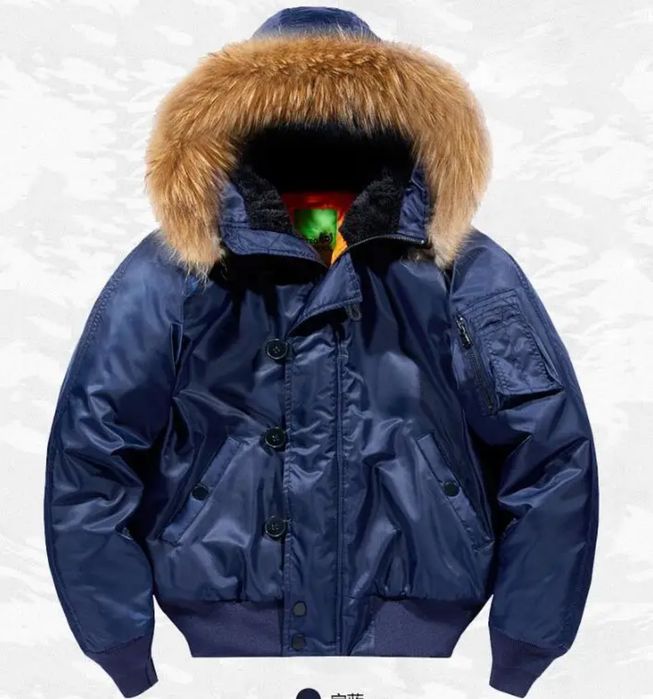 Куртка Аляска с капюшоном и натуральным мехом на капюшоне.