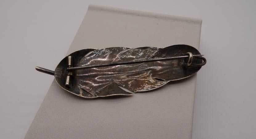 Antyczna srebrna broszka liść listek.