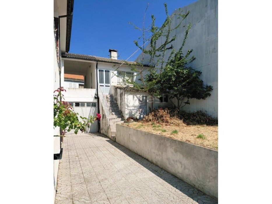 Moradia duplex espaçosa com 5 quartos e varanda - Lagoaça