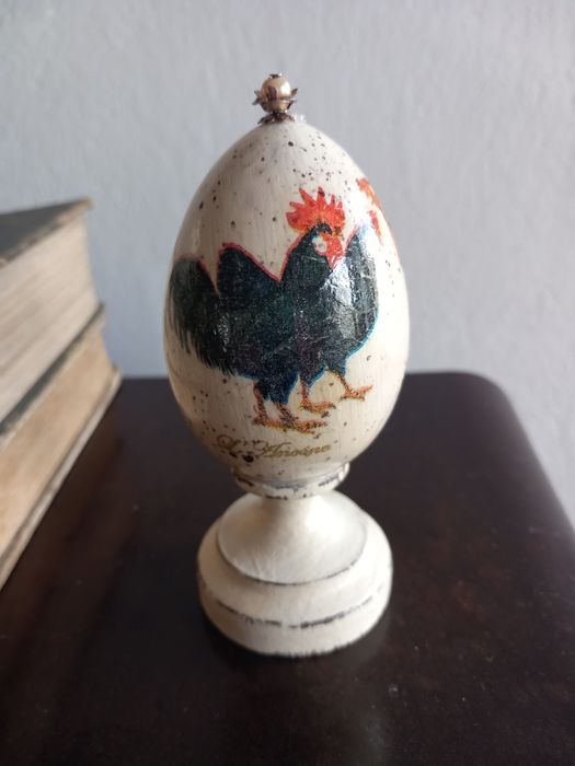 Drewniane jajko na podstawce ozdabiania metodą decoupage.
