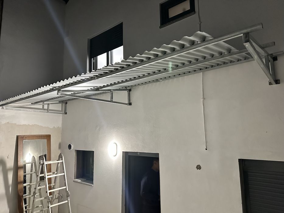 Portões, cobertos, mezaninos, escadas, serralharia em geral.