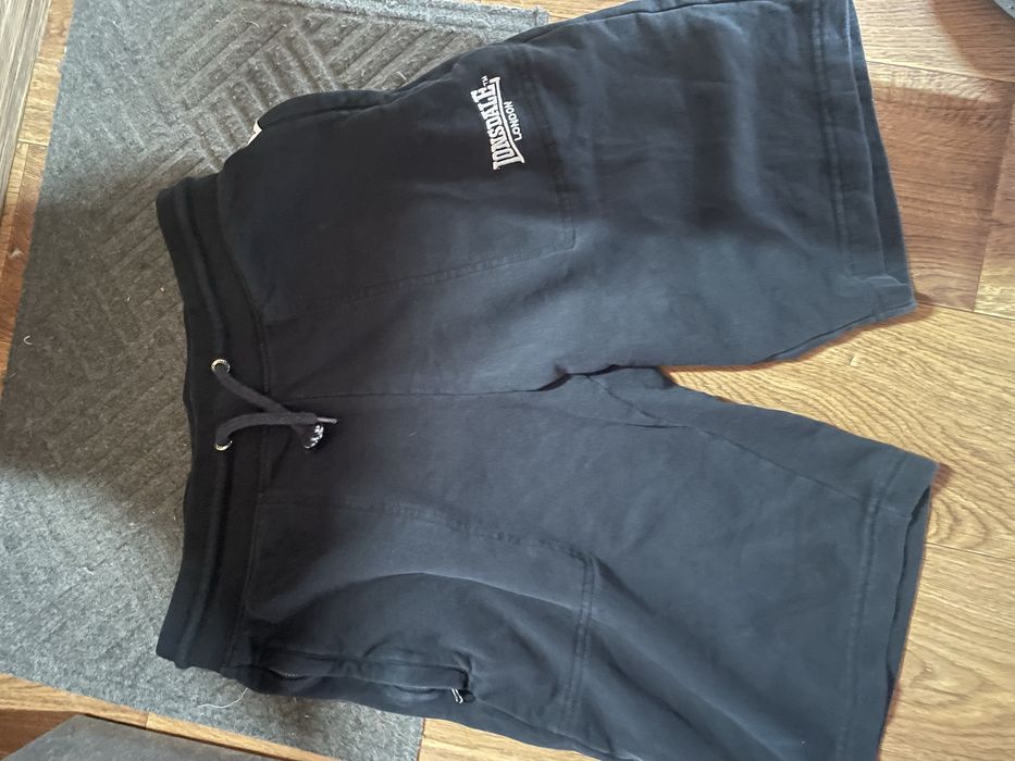 Чорні шорти Lonsdale
