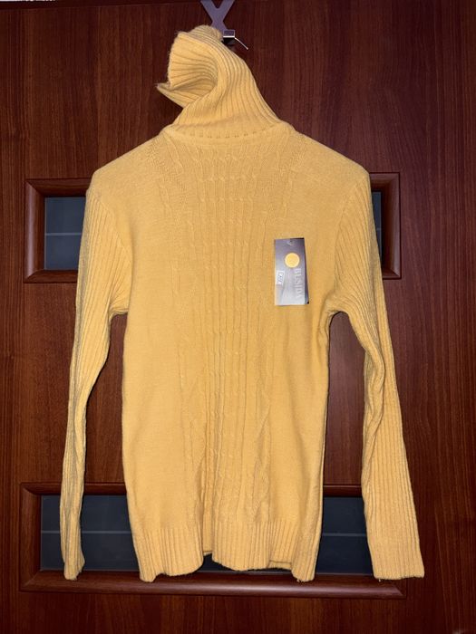 Musztardowy sweter golf