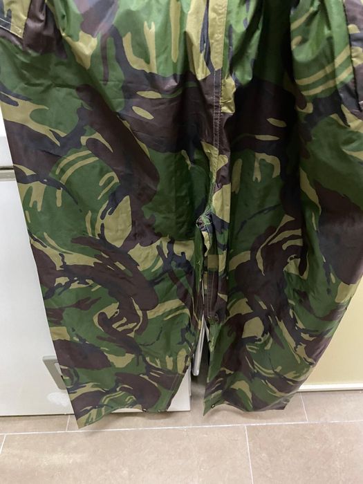Conjunto de caça, colete/ casaco e calça / gorro/ cantil