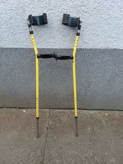 Kule łokciowe ortopedyczne (2 szt.) z  ruchomą obejmą przedramienia