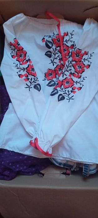 Продам в одні руки коробку з речами для дівчинки ріст 122-128