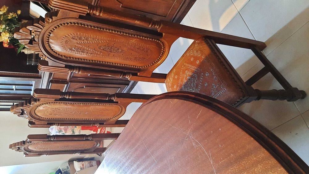 Conjunto mesa com 8 cadeiras medievais