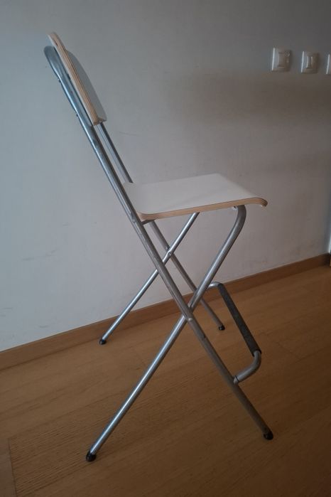 Banco alto com encosto