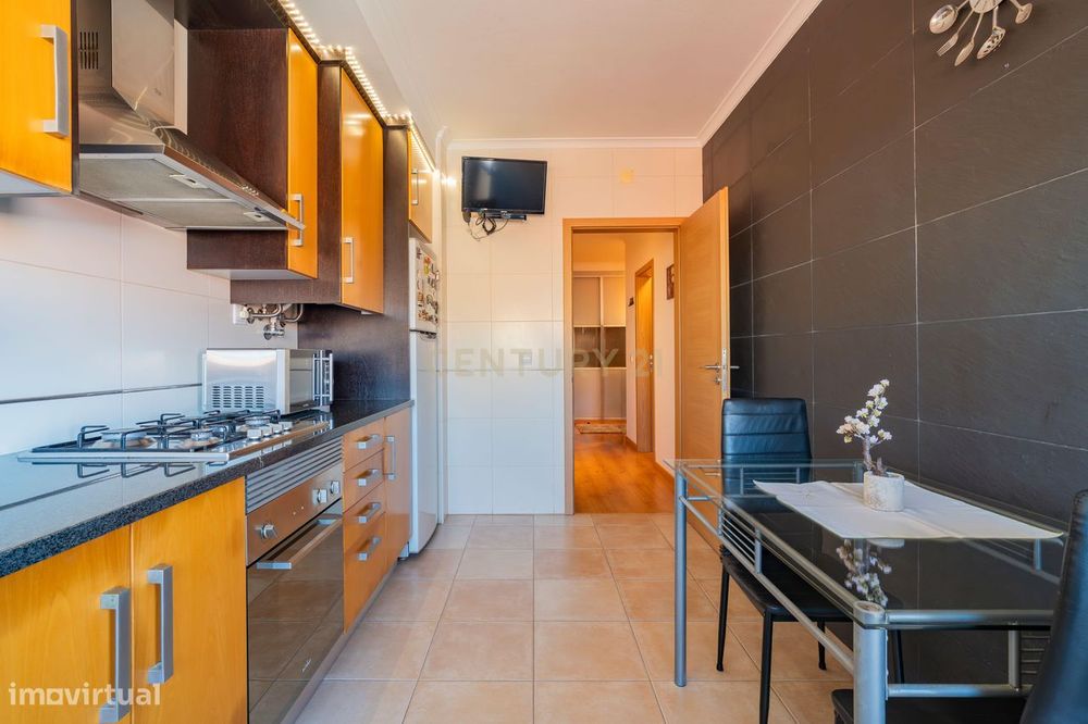 Apartamento T2 com garagem, churrasqueira e espaço exterior | Vieira d