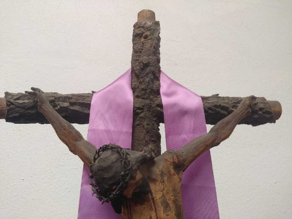 Antiga Cruz com Cristo em madeira talhado e policromado