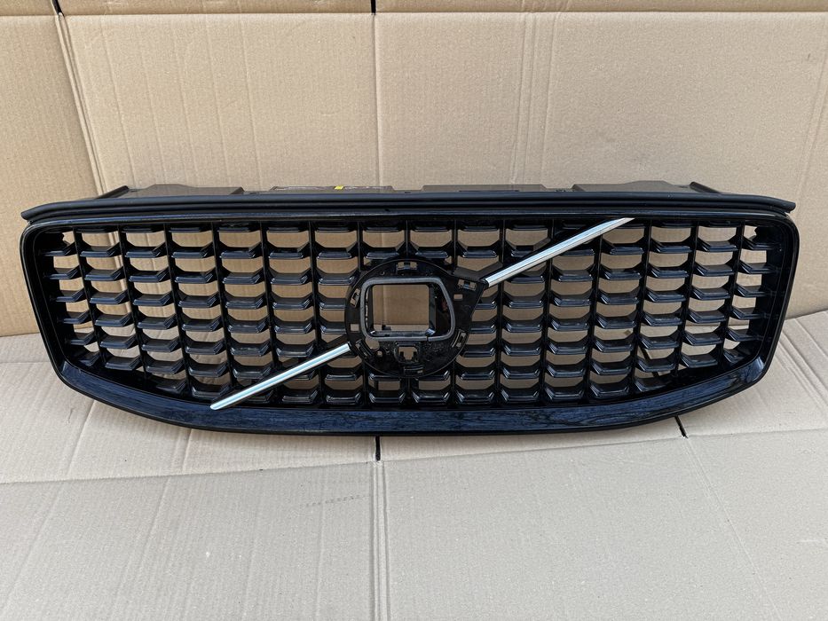 Grill,atrapa volvo xc60 dark,r-design 2022 do 2025. 32409.198