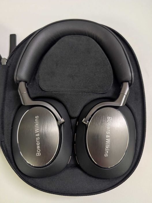 Bowers & Wilkins PX8