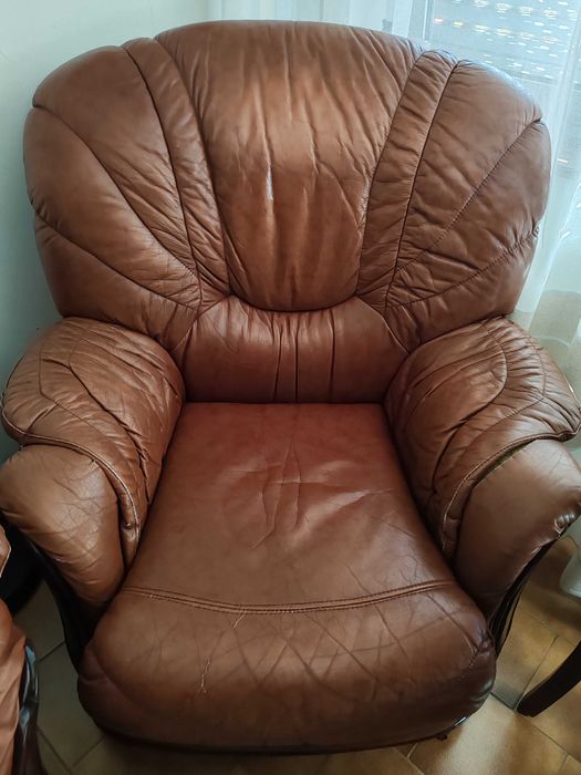 Terno de Sofás em Pele com Cama