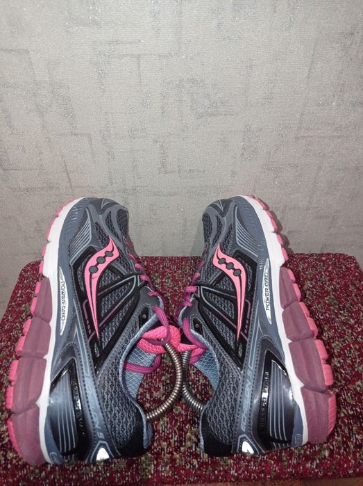 Бігові кросівки фірми Sauconu  41 розміру