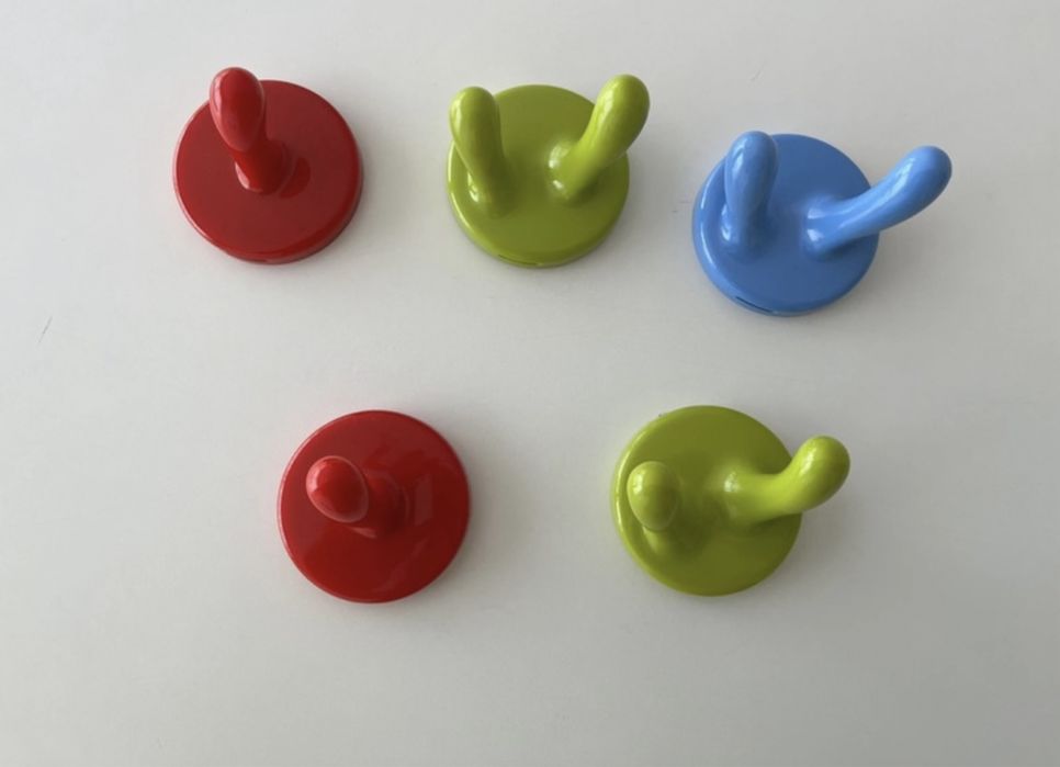 5 cabides IKEA coloridos para quarto de criança