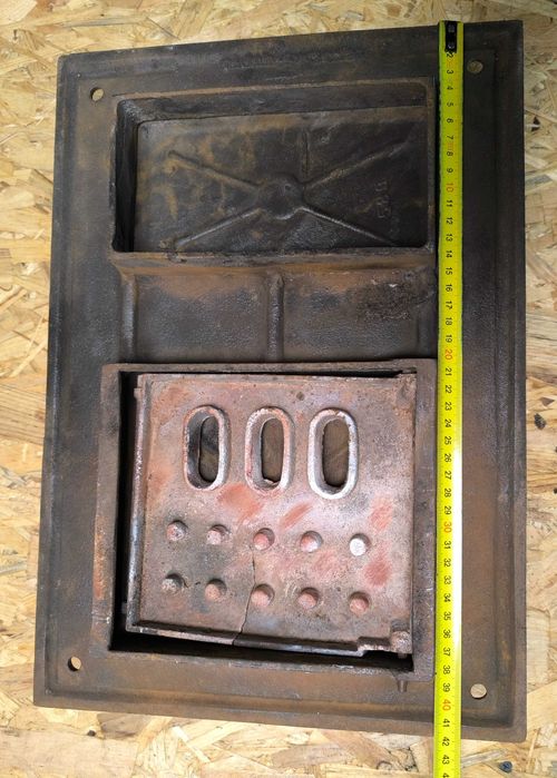 Stare żeliwne drzwiczki od pieca kaflowego