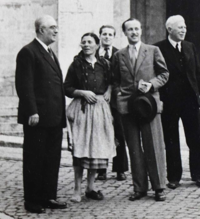 D. Duarte Nuno de Bragança de passagem por Lisboa conversa com varinas 1942