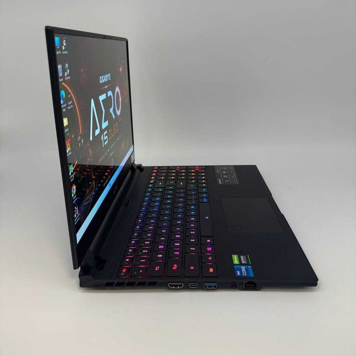 Gigabyte Aero 15 OLED YD 15.6" 4K OLED i7-11800H 16GB DDR4 SSD 512GB NVMe RTX 3080 Studio 8GB