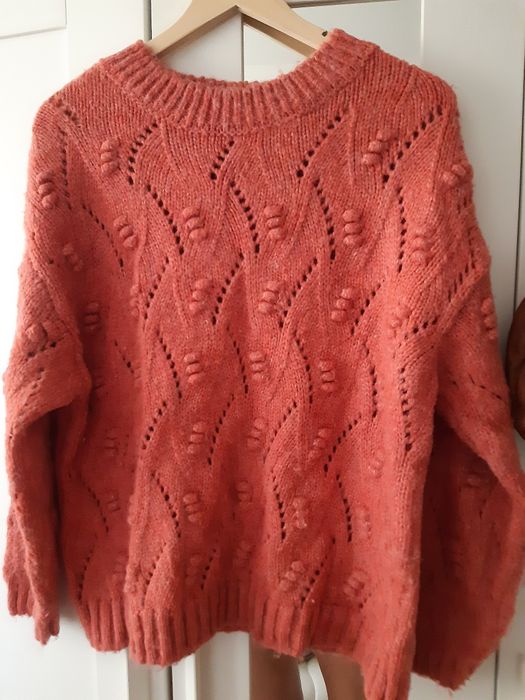 Piękny koralowy sweter Tu