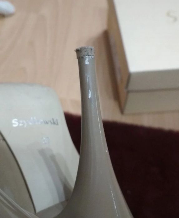 Buty na wąskim obcasie beżowe szydłowski